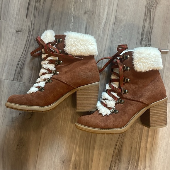 Target faux fur boots size 7 - Picture 2 of 15